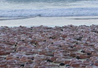 Αυστραλία: 2.500 άνθρωποι πόζαραν γυμνοί σε παραλία – Μήνυμα για τον καρκίνο του δέρματος