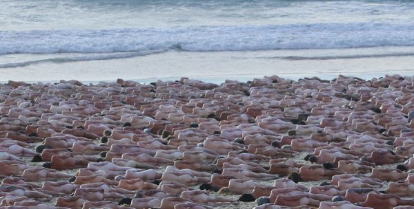 Αυστραλία: 2.500 άνθρωποι πόζαραν γυμνοί σε παραλία – Μήνυμα για τον καρκίνο του δέρματος
