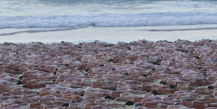 Αυστραλία: 2.500 άνθρωποι πόζαραν γυμνοί σε παραλία – Μήνυμα για τον καρκίνο του δέρματος