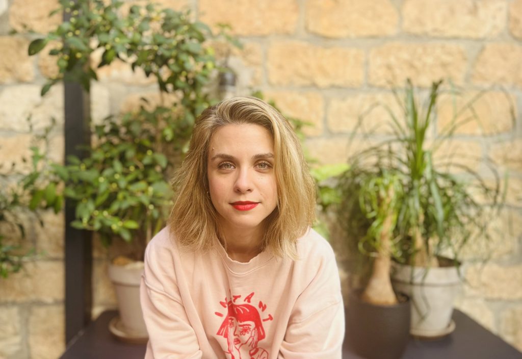 Η Ελεάνα Καυκαλά μιλάει στο in για την παράσταση «Με νύχια και με δόντια»