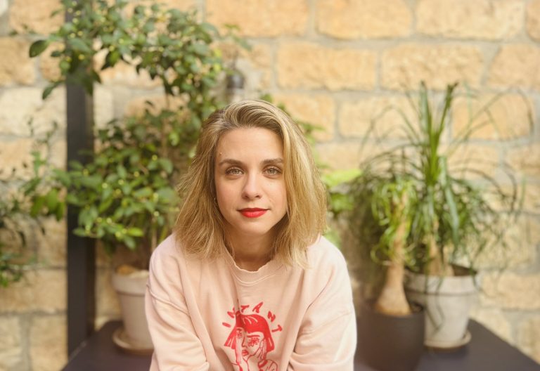 Η Ελεάνα Καυκαλά μιλάει στο in για την παράσταση «Με νύχια και με δόντια»