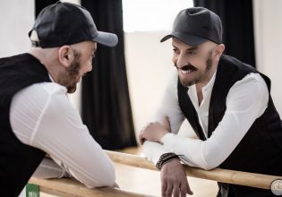 Δημήτρης Μαλισσόβας: Το μιούζικαλ «Γεια» από το τραγούδι του Φοίβου μιλά για το bulling, τη σεξουαλική κακοποίηση αλλά και την αγάπη