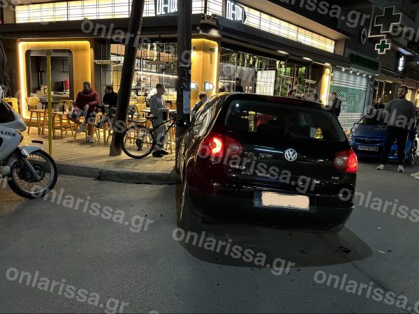 Λάρισα: Αυτοκίνητο καρφώθηκε σε κολώνα έξω από καφετέρια
