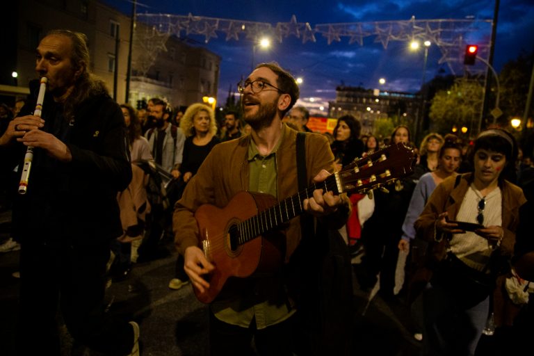 Όταν σμίγουν χέρια, φωνές, όνειρα – Στιγμές από τη μαζική πορεία στην επέτειο του Πολυτεχνείου
