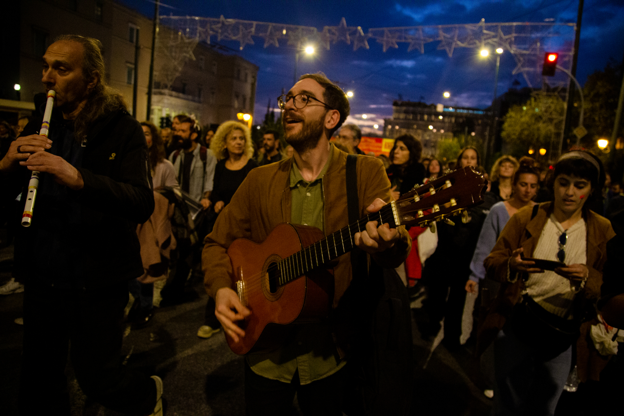 Όταν σμίγουν χέρια, φωνές, όνειρα – Στιγμές από τη μαζική πορεία στην επέτειο του Πολυτεχνείου