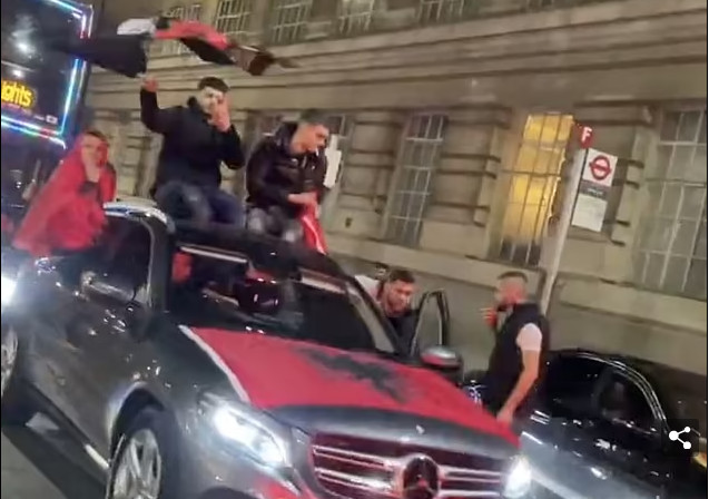 Οι Αλβανοί γιόρτασαν την Ημέρα Ανεξαρτησίας: Με Mercedes και Lamborghini στους δρόμους - Χάος στο Λονδίνο