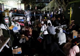 Ινδονησία: Πάνω από 56 οι νεκροί από τον σεισμό – Σχεδόν 700 οι τραυματίες