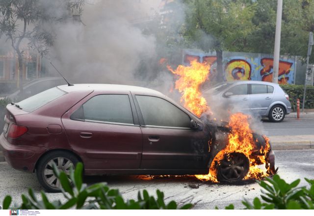 Παρανάλωμα του πυρός έγινε αυτοκίνητο στην Αχαρνών [εικόνες]