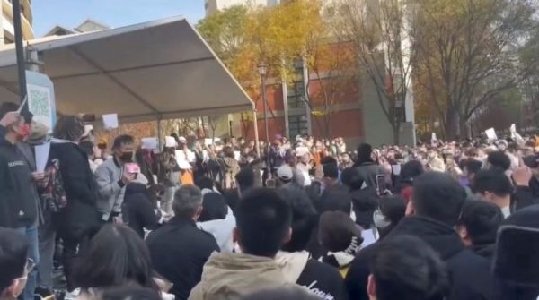 Κοροναϊός: Οργή και διαδηλώσεις στην Κίνα: «Όχι άλλα lockdown – Κάτω ο Σι Τζινπίνγκ