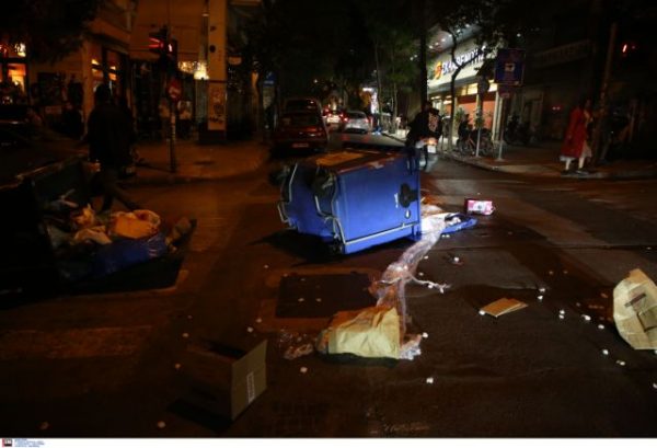 Βίντεο – ντοκουμέντο από τα επεισόδια στα Προπύλαια: Διαλύουν παρμπρίζ αυτοκινήτου