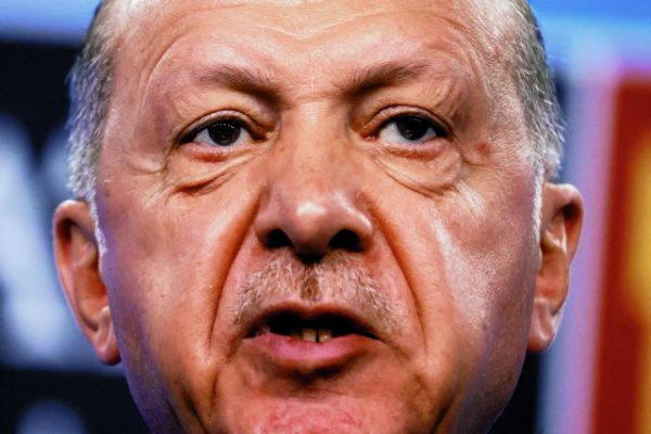 ΝΑΤΟ: «Ο Ερντογάν έκανε τη Σουηδία να λυγίσει» – Φόβοι τούρκων προσφύγων ότι επίκειται έκδοσή τους