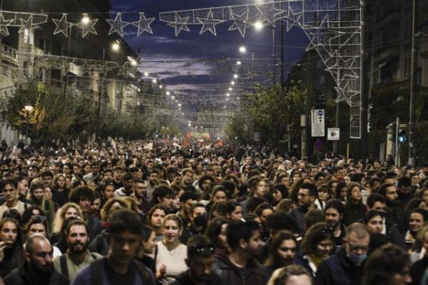 Πολυτεχνείο: Πλήθος κόσμου στις εκδηλώσεις μνήμης για την 49η επέτειο και στην πορεία