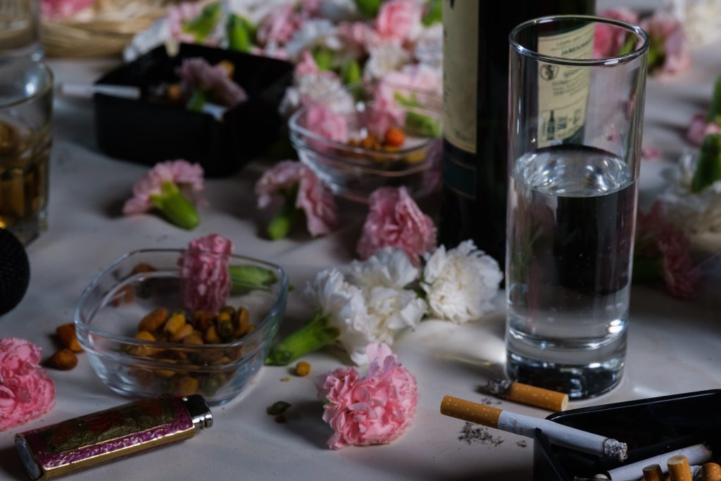 Είδαμε τον «Κωλόκαιρο» στο Τζένη Καρέζη, ένα σκληρό νεοελληνικό έργο που έγινε sold out από την πρεμιέρα του