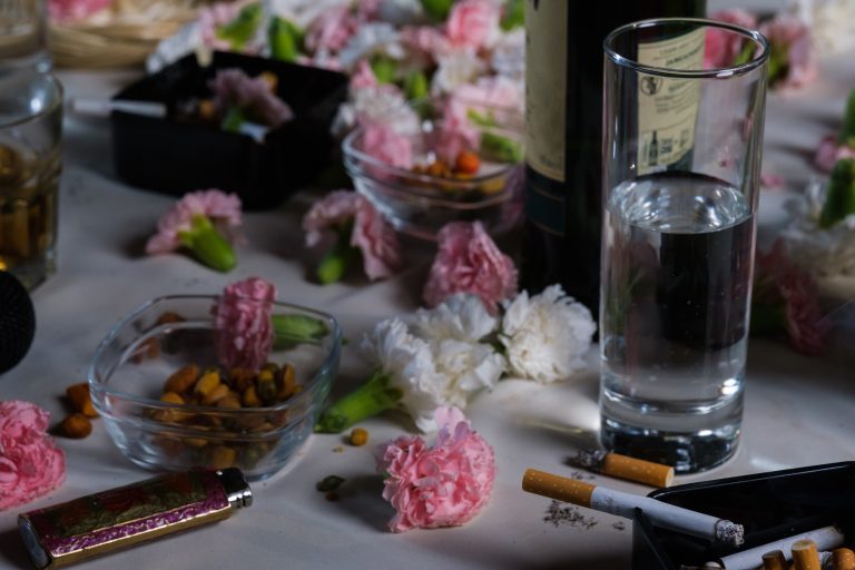 Είδαμε τον «Κωλόκαιρο» στο Τζένη Καρέζη, ένα σκληρό νεοελληνικό έργο που έγινε sold out από την πρεμιέρα του