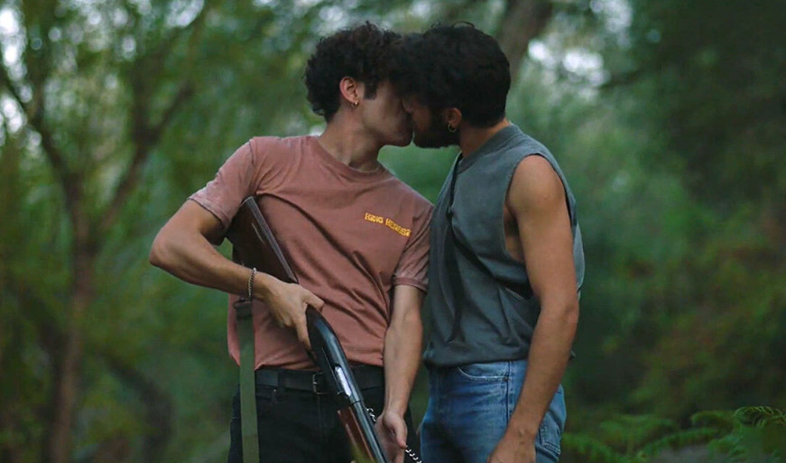 Maestro: «Η αγάπη είναι απλώς αγάπη» - Αποθέωση στο Twitter για το γκέι φιλί στη σειρά