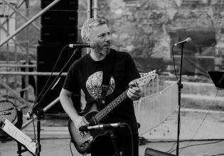 Ο Αλκίνοος Ιωαννίδης σε μια ηλεκτρική γιορτή στο VOX