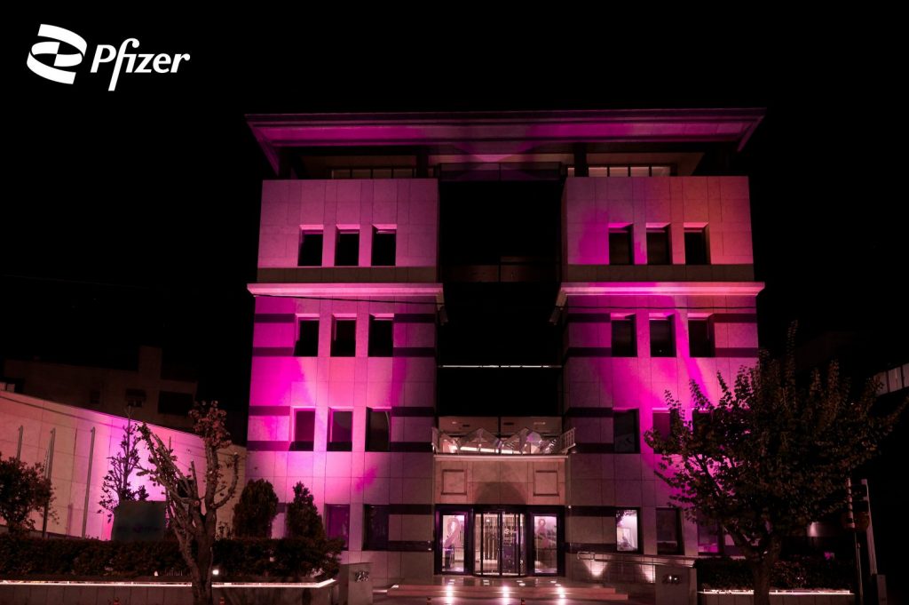 Το κτίριο της Pfizer Hellas φωταγωγήθηκε για τον καρκίνο μαστού