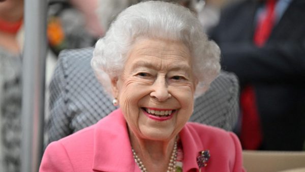 Βασίλισσα Ελισάβετ: Ανατροπή στα αίτια θανάτου της; – «Έδινε κρυφά μάχη με τον καρκίνο» λέει ο βιογράφος της