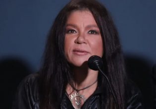 Η Ρουσλάνα καταθέτει συγκινημένη κόκκινο τραντάφυλλο στο Πολυτεχνείο