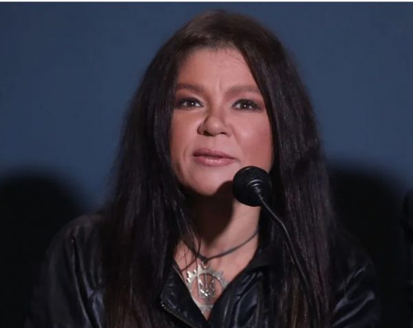 Η Ρουσλάνα καταθέτει συγκινημένη κόκκινο τραντάφυλλο στο Πολυτεχνείο