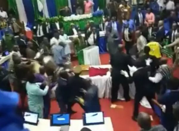 Σιέρα Λεόνε: Άγρια επεισόδια με μπουνιές και κλωτσιές μέσα στο Κοινοβούλιο