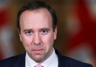 Βρετανία: Ο πρώην υπουργός Υγείας μετά τον covid αποφάσισε να αντιμετωπίσει φίδια σε ριάλιτι στη ζούγκλα