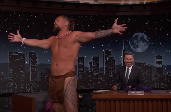 Τζέισον Μομόα: Γδύθηκε και έμεινε γυμνός στη συνέντευξη με τον Τζίμι Κίμελ