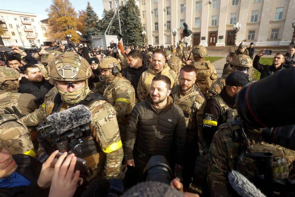 Ουκρανία: Στη Χερσώνα ο Ζελένσκι – Μίλησε σε στρατιώτες, ευχαρίστησε το ΝΑΤΟ και συμμάχους