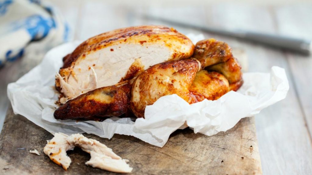 Πύργος: Αγόρασε ένα κοτόπουλο… και το έφαγε ωμό στη μέση του δρόμου