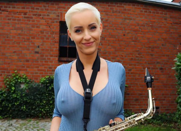 Ανίκα Εκίνα: Η Γερμανίδα πυροσβέστης που βάζει φωτιά στην πίστα με το σαξόφωνό της