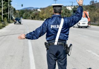 Αστυνομικός κινείται ανάποδα σε δρόμο με ανασφάλιστο scooter