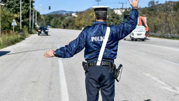 Αστυνομικός κινείται ανάποδα σε δρόμο με ανασφάλιστο scooter