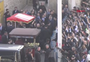 Τουρκία: Ο Ερντογάν μοίρασε «κουλούρια Θεσσαλονίκης» στο πλήθος στην Κωνσταντινούπολη