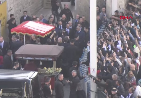 Τουρκία: Ο Ερντογάν μοίρασε «κουλούρια Θεσσαλονίκης» στο πλήθος στην Κωνσταντινούπολη