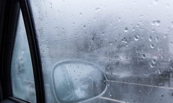 Με ζεστό ή κρύο αέρα ξεθολώνει πιο γρήγορα το παρμπρίζ;