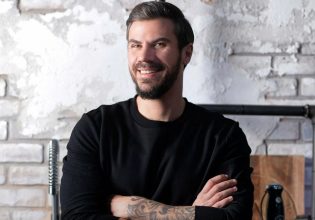 Άκης Πετρετζίκης: Δείτε πως απάντησε στο τρολάρισμα για τα μελομακάρονα με βρώμη