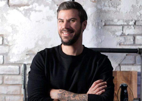 Άκης Πετρετζίκης: Δείτε πως απάντησε στο τρολάρισμα για τα μελομακάρονα με βρώμη