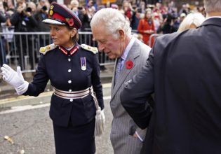 Βρετανία: Χειροπέδες σε νεαρό που πέταξε αυγά στον βασιλιά Κάρολο και την Καμίλα – Δείτε βίντεο