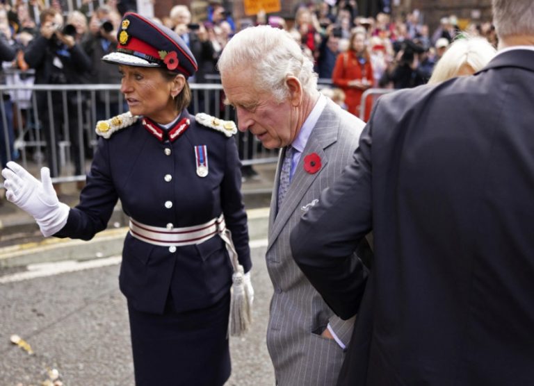 Βρετανία: Χειροπέδες σε νεαρό που πέταξε αυγά στον βασιλιά Κάρολο και την Καμίλα – Δείτε βίντεο