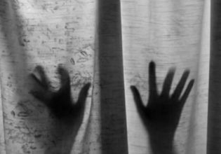 Πετράλωνα: Τι δηλώνουν τα δύο αδέρφια που καταγγέλλουν βιασμό από τον πατέρα τους – Εξώδικο από τη μητέρα