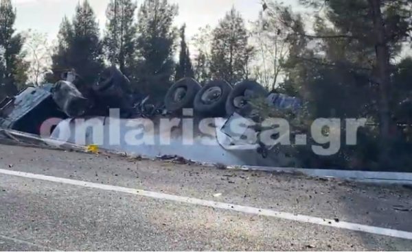 Λάρισα: Ανατροπή βυτιοφόρου με εύφλεκτο υλικό – Διακοπή της κυκλοφορίας