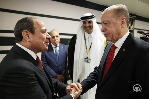 Τρεις υπουργοί στο Κάιρο – Η σημασία της Αιγύπτου και η φωτογραφία Σίσι – Ερντογάν