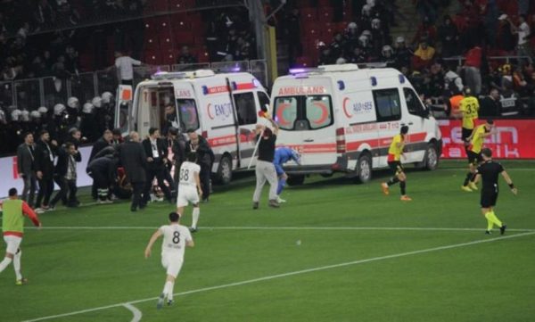 Τουρκία:  Επεισόδια και επίθεση οπαδού σε τερματοφύλακα με το σημαιάκι του κόρνερ