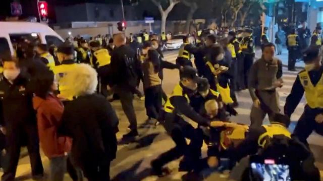 Κίνα: Στο «κόκκινο» οι διαδηλώσεις κατά των μέτρων για τον κοροναϊό – «Η υπομονή έλαβε… τέλος»