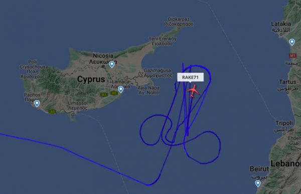 Αεροσκάφος των ΗΠΑ σχεδίασε ένα πέος στον αέρα κοντά σε ρωσική βάση στη Συρία