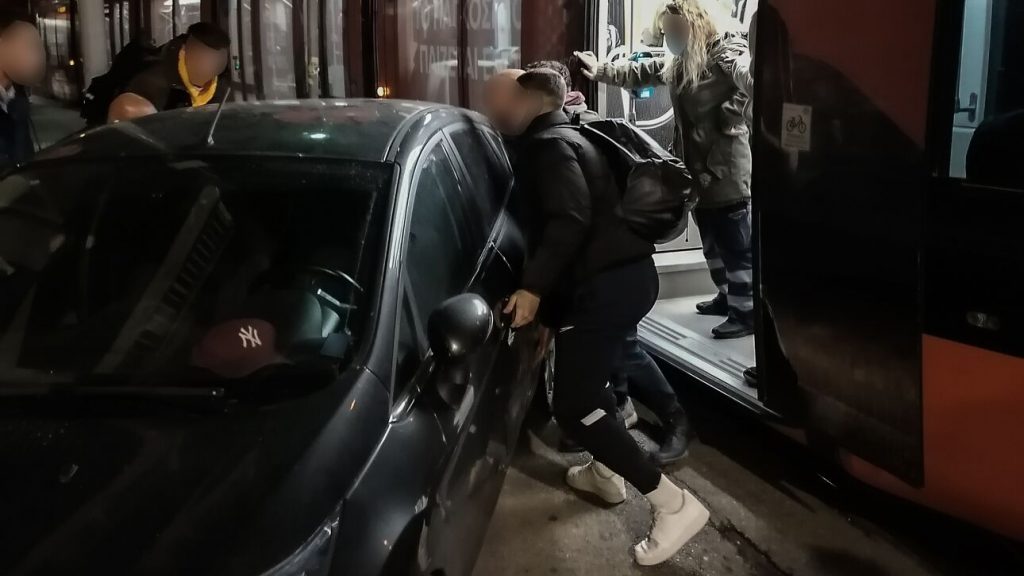 Νέα Σμύρνη: Επιβάτες του τραμ μετακίνησαν παρκαρισμένο αυτοκίνητο που εμπόδιζε