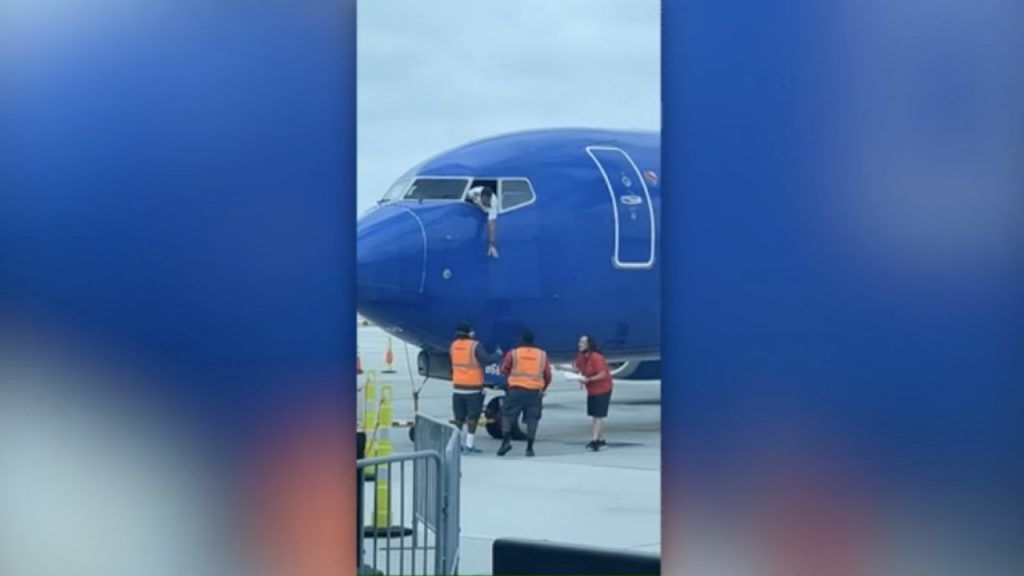 Η εξυπηρέτηση πελατών στα καλύτερά της: Πιλότος κρεμάστηκε από το παράθυρο του αεροπλάνου για να πιάσει κινητό επιβάτη
