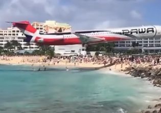 Τρελή προσγείωση αεροπλάνου – Περνά ξυστά από κεφάλια λουόμενων