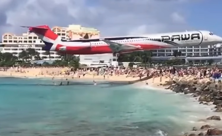 Τρελή προσγείωση αεροπλάνου – Περνά ξυστά από κεφάλια λουόμενων