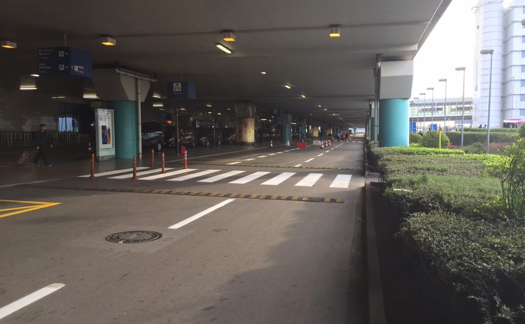 Μπαίνουν μπάρες στο «Ελ. Βενιζέλος» – Θα υπάρχει χρέωση στους χώρους πρόσβασης των αφίξεων και αναχωρήσεων